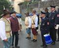 Bild: hos
Der Mitbegründer der historischen Burgwehr John Werner (Zweiter von links) schreitet die Ehrenformation von Burg- und Feuerwehr mit „Leutnant“ Niklas Fraas und „Burgpfleger“ Sietzinger ab.