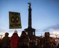 Bild: Paul Zinken/dpa
Aktivisten der Klimabewegung Extinction Rebellion haben zum Auftakt ihrer Aktionswoche "Berlin blockieren" die Zufahrten zum Großen Stern an der Siegessäule blockiert.