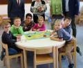 Bild: weu
Bürgermeister Maximilian Beer (rechts) begrüßte gemeinsam mit Schulleiterin Claudia Buchmann (zweite von rechts) Rektor Oliver Vogel vom Förderzentrum Nabburg und Irmgard Seifert von der Lebenshilfe Schwandorf, um die neu geschaffenen Räume der SVE zu besichtigen. Auch die Kinder mit der Leiterin der SVE Margit Graßmann (kniend) freuten sich über den Besuch.