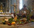 Bild: kaz
In der Kemnather Stadtpfarrkirche präsentiert sich ein prächtiger Erntedankaltar. Die Krone haben Berndorfer Frauen gebunden.