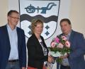 Bild: ohr
Bürgermeister Hans Gradl (rechts) nahm Karin Scheuerer-Pamler (Mitte) den Amtseid ab und begrüßte sie mit seinem Stellvertreter Franz Grabinger (links) als Nachfolgerin der Liste "Wählergemeinschaft Schwarzach" mit einem Blumenstrauß im Gemeinderat.