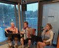 Bild: slu
Der musikalische Teil des Abends wurde von dem Duo „D’Schöllnkine“ (Werner Dietz, links, und Alfons Margraf) sowie von der Sängerin Nathalie Margraf bestritten.