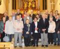 Bild: u
Anlässlich ihrer Ehejubiläen feiern 14 Paare aus den Pfarreien Hirschau und Ehenfeld gemeinsam mit Stadtpfarrer Johann Hofmann (rechts) in der Stadtpfarrkirche Mariä Himmelfahrt einen Dankgottesdienst. Mit im Bild Pfarrgemeinderatssprecher Laurenz Beck (hintere Reihe, Dritter von links).