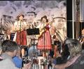 Bild: sck
Theresia mit ihrer ersten Gitarre.