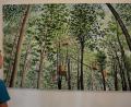 Bild: Günter Kusch
Katharina Gierlachs Ölbild „Beech Town“ ist inspiriert von der Räumung der Baumhäuser im Hambacher Forst. Wie große Vogelhäuser befanden sie sich in bis zu 20 Metern Höhe in den Baumkronen des uralten Mischwaldes.