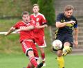 Bild: A. Schwarzmeier
Der zweifache Torschütze Peter Dollhopf (links) versucht, Sebastian Brand vom TSV Kastl an einer Flanke zu verhindern. Aus: SpVgg Neustadt/Kulm – TSV Kastl 2:1.