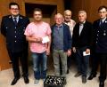 Bild: zer
Vorsitzender Florian Neumann (links) und Kommandant Jürgen Götz beglückwünschen die Gewinner.