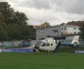 Bild: Polizei
Auf dem Fußballplatz im TuS-Stadion nahm der Suchhubschrauber örtliche Polizeikräfte zur Einweisung bei der Suchaktion auf.