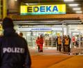 Bild: Armin Weigel/dpa
Einsatzkräfte stehen vor einem Edeka-Supermarkt, vor dem Schüsse gefallen sind. Nach tödlichen Schüssen im niederbayerischen Abensberg kommt der mutmaßliche Tatverdächtige nun in die Psychiatrie.
