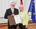 Bild: StMAS/Gert Krautbauer
Caroline Trautner zeichnete im Max-Joseph-Saal der Residenz München Roland Splittgerber aus.