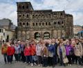 Bild: dob
An der Porta Nigra in Trier legten die Reiseteilnehmer des VdK-Ortsverbands eine Pause ein, bevor es zu weiteren Sehenswürdigkeiten ging.