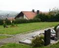Bild: bey
Das Urnengräberfeld lässt nach Ansicht des CSU-Ortsverbands Tännesberg und des Seniorenbeauftragten Erich Spickenreither jede Würde für die Verstorbenen vermissen. Der Marktrat will zur Gestaltung einen Gartenbau- und Landschaftsfachmann heranziehen.