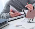 Bild: Christin Klose/dpa
Ein Bauantrag samt Stellungnahmen, Zeichnungen und Erläuterungen bedeutet Papierkram. In digitaler Form soll er künftig Behörden, Architekten und Bauherrn das Leben erleichtern.