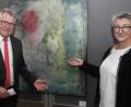 Bild: Hirsch
Malerin Manuela Gsödl (rechts) zeigt ihre erste Ausstellung und präsentiert dem Vorstandsmitglied der Sparkasse, Wilfried Bühner (links), ihr Lieblingsbild "Zur Ruhe kommen".