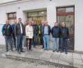 Bild: fg
Der Ausschuss für Bau, Umwelt und Technik nimmt zusammen mit Bürgermeister Hermann Falk (Dritter von links) die Außenstelle der Stadtverwaltung im ehemaligen Sparkassengebäude in Augenschein. Der Zugang ist in den vergangenen Tagen mittels einer Rampe barrierefrei gestaltet worden.