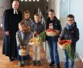 Bild: weu
Die Kinder zogen mit ihren Erntekörbchen gemeinsam mit Pfarrer Norbert Schlinke in die Auferstehungskirche ein.