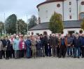 Bild: mad
Waldsassen und Konnersreuth hatte der Ausflug der Pfarreiengemeinschaft als Ziel. Das Bild zeigt die Ausflugsgruppe vor der Kappel in Waldsassen.