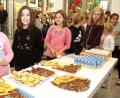 Bild: Hirsch
Die Kinder der Grundschule Klardorf bedienten sich am Büffet des Eine-Welt-Ladens. Mit Liedern gestalteten sie die Auftaktsveranstaltung zur Eintopf-Aktion am Sonntag im Landratsamt.
