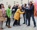 Bild: dwi
Bürgermeisterin Brigitte Netta (Mitte) schlägt zu. Sie macht damit auf das Schicksal vieler Frauen aufmerksam, die Gewaltopfer sind. An ihrer Seite klären auch Ammerthals Bürgermeisterin Alexandra Sitter (links), Susanne Herding (Frauen-Union, Zweite von links) und die Zweite Kümmersbrucker Bürgermeisterin Birgit Singer-Grimm (Zweite von rechts) auf.