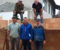 Bild: ads
Stellvertretender Bürgermeister Uwe Bergmann (vorn Mitte) macht sich ein Bild von den Bauarbeiten am Vereinsheim in Kemnath, wo er als fleißige Bauhelfer Rudolf Gebert und Wolfgang Rom (hinten, von links) sowie Manfred Birner und Josef Werner (vorn, von links) antrifft.