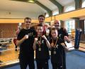 Bild: mzi
Die erfolgreichen Boxer beim Turnier in Oelsnitz: Hinten von links: Manuel Propp (Betreuer), Vlad Schefer, Ruslan Schönfeld (Trainer). Vorne von links: Erik Propp, Michael Metzler.