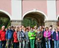 Bild: mül
Im Bild die VHS-Reisegruppe nach der Führung im Garten des Petschauer Schlosses.