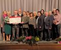 Bild: Claudia Köppel
Bei der Jubiläumsgala zur Hilfsaktion „Lichtblicke“ von Oberpfalz-Medien überreichen Hermann Helgert und Hermann Papacek (Dritter und Fünfter von links) einen Scheck von 5500 Euro an Schirmherrin Elisabeth Wittmann (Zweite von links) und Geschäftsführende Verlegerin Viola Vogelsang-Reichl (links).