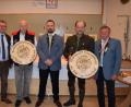 Bild: bni
Die Sieger des Stadtkönigsschießens (von links) mit Bürgermeister Michael Göth, ehemaliger Oberschützenmeister Herbert Bauer (hält in Vertretung von Bürgerkönig Helge Kohl die Scheibe des Bürgerkönigs), Schützenmeister Eugen Meisenhelter, Schützenkönig Werner Wendl von Edelweiß Süß und FSG-Sportleiter Kurt Falk.