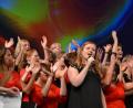 Bild: inl
Marie Rosenbauer (vorne, Mitte) bei ihrem Gesangs-Solo in "All You Need Is Love".