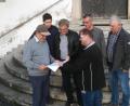 Bild: jr
Noch im Oktober soll mit der Tragwerksplanung für die Sanierung der Pfarrkirche Leonberg begonnen werden. Unser Bild zeigt (von links) Diplomingenieur Ferdinand Lehner, Stefan Greber (Kirchenverwaltung), Architekt Thomas Sticht, Kirchenpfleger Wolfgang Kreger, sowie Josef Schuller (Kirchenverwaltung) und Theo Dietz (Pfarrgemeinderat).