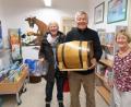 Archivbild: bsc
Mit einem erlesenen Wein aus dem Norden Italiens überraschten im vergangenen Jahr Autor Dieter Schraml (Mitte) und seine Frau Silvia (links) Büchereileiterin Monika Seidel (rechts). Literarische und alkoholische Köstlichkeiten – selbstverständlich gibt es auch Getränke ohne Alkohol - sollen auch in diesem Jahr den Wein-Lese-Abend bereichern.