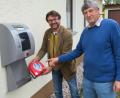 Bild: ow
In Mockersdorf gibt es nun einen Defibrillator, und zwar am Feuerwehrhauses. Bürgermeister Wolfgang Haberberger (links) lässt sich von Kommandant Gerhard Müller (rechts) in die Funktionsweise dieses lebensrettenden Gerätes erklären.