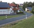 Bild: br
Entlang der Dorfstraße in Menzlas (Bild) soll die Straßenbeleuchtung erweitert werden. Die in der Gemeinderatssitzung beschlossene Auftragsvergabe an die Bayernwerk Netz GmbH in Weiden sieht fünf weitere Straßenlampen vor.