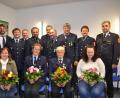 Bild: Fürst
Stellvertretender Landrat Albert Nickl, Bürgermeister Wolfgang Haberberger (stehend, von links) und Kreisbrandinspektor Harald Schwarz (stehend, rechts) gratulieren den Geehrten für ihre langjährige Treue zur Feuerwehr Neustadt am Kulm.