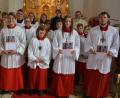 Bild: jr
Mehrere Ministranten standen beim Sonntagsgottesdienst in der Pfarrei Herz Jesu im Mittelpunkt. Im Bild (erste Reihe, von links) Pfarrgemeinderatssprecherin Silvia Sußmann, Marius Schneider, Emma Zauß, Verena Sußmann und Johannes Schmiedel sowie (hinten rechts) Pfarrer Robert Ploß mit weiteren Ministranten.