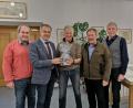 Bild: lnz
Nachträgliche Geburtstagswünsche und ein Geschenk erhielt SPD-Stadtrat Manfred Sommer (Mitte) von Bürgermeister Roland Grillmeier (Zweiter von rechts). Ebenfalls gratulierten die Fraktionssprecher, von rechts Bernhard Thoma (Freie Wähler) und Johann Brandl (SPD) sowie links Josef Schwägerl (CSU).
