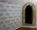 Bild: Susanne Wolke
„Tempel“ – Roland Holzer führt mit seiner Ausstellung in der Sigismundkapelle zu den Wurzeln des Raumes zurück und huldigt darin seinen eigenen Erinnerungen und Träumen.