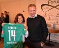 Bild: mr
Die Falkenbergerin Heidi Gleißner (links) freute sich über ein Pizarro-Trikot von Werder-Vorstand Frank Baumann. Der gebürtige Würzburger war beim Sportforum auf der Burg zu Gast.