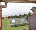 Bild: frd
Puste und Treffsicherheit waren gefordert beim Blasrohrturnier. Aus sieben Meter Entfernung musste auf die dartähnliche Scheibe (rechts) oder auf ein weiteres Ziel mit Würfel-Motiven gezielt werden.