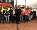 Bild: obe
Die Feuerwehr Pullenreuth verzichtete bei ihrem Fest auf Erinnerungsgeschenke und spendete dafür an Kindergarten und Helfer vor Ort.