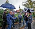 Bild: twi
Die Mitglieder des Ausschusses und Bürgermeister Konrad Kiener (links) diskutieren, ob die Bäume und Sträucher dem geplanten Gehweg zwischen Friedhof und St.-Vitus-Straße weichen sollen.
