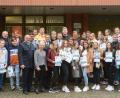 Bild: Gabi Schönberger
Stolz präsentieren sich die Schoolguards mit ihren Urkunden.