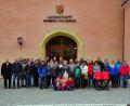 Bild: müb
Landrat Richard Reisinger (links) mit den Ausflüglern des Heimat- und Trachtenvereins Stamm aus Sulzbach-Rosenberg