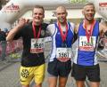 Bild: jr
Deutscher Vizemeister der Polizei über die Marathondistanz wurde der Pechbrunner Andreas Hecht (rechts). Deutscher Meister Fabian Fiedler (Mitte) aus Rheinland-Pfalz, links der Drittplatzierte Louis Hellmuth aus Berlin. Unser Bild zeigt sie nach dem Zieleinlauf.