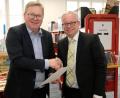 Bild: Stadt Amberg/Pressestelle
Jetzt ist es amtlich: Nach dessen Vereidigung überreicht Oberbürgermeister Michael Cerny (links) Fabian Kern die Ernennungsurkunde zum berufsmäßigen Stadtrat, sprich Referent für Kultur, Sport und Schulen.