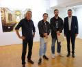 Bild: Susanne Wolke
Bei der Eröffnung der 93. Jahresschau präsentierten sich (von links) Tony Kobler, vertretender Sprecher des Kunst- und Ausstellungsausschusses, die Preisträger Jonas Höschl und Johannes Steubl sowie Vorsitzender Georg J. Haber.