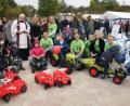 Bild: nbu
An Pfarrer Gottfried Schubach und Kindergartenleiterin Katharina Simon übergaben Christina und Nikolas Hollweck (von links) gemeinsam mit dem Kongo-Bar-Team (in hellgrünen T-Shirts) die Kinderfahrzeuge, die die Kleinen gleich enterten.