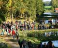 Archivbild: wro
Beim Abfischen am Teich, zwischen „Grisl“ und „Walz“ gelegen, können die Buben und Mädchen ihr Fischerglück probieren.