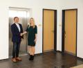 Bild: JOCHEN NEUMANN ERBENDORF
Bürgermeister Hans Donko und Rektorin Sabine Graser (von links) vor dem neuen Aufzug in der Grund- und Mittelschule.