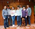 Bild: weu
Bürgermeister Martin Birner (rechts) und Markus Greiner (links) vom Tourismusverein gratulierten Familie Pußar für 20 Jahre Treue. Petra (zweite von rechts) und Erwin (zweiter von links) Fleischmann sprachen sie den Dank für ihr Engagement aus.